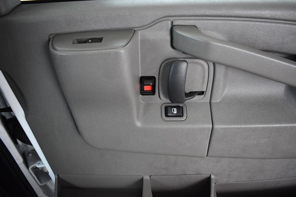 2024 Chevrolet Express Passenger 3500 1LS
