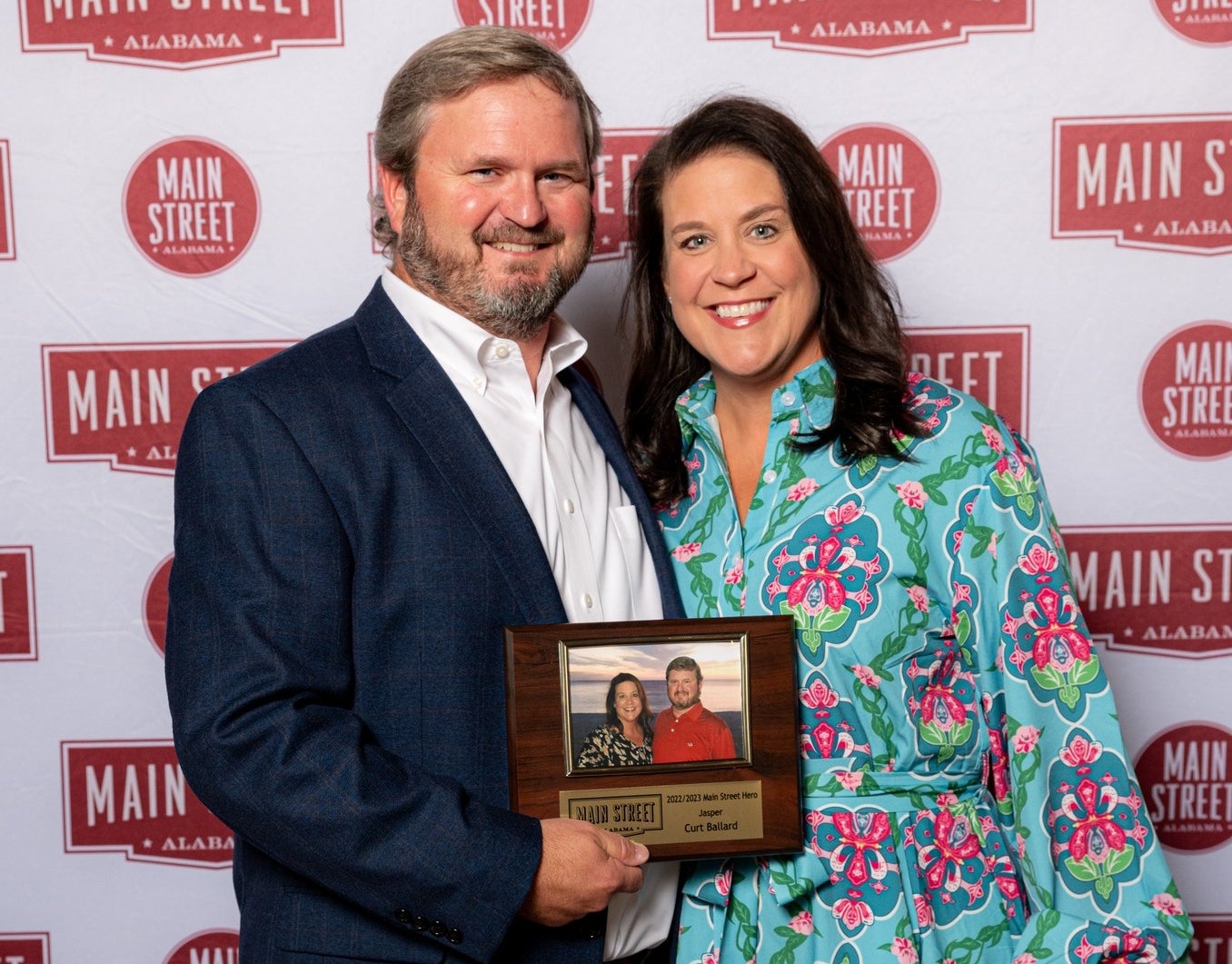 Curt Ballard presenting his Main Street Hero award.